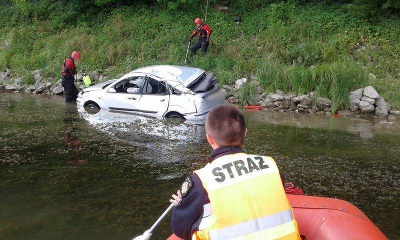 Tęgoborze. Samochód wpadł do jeziora Starosadeckie.info